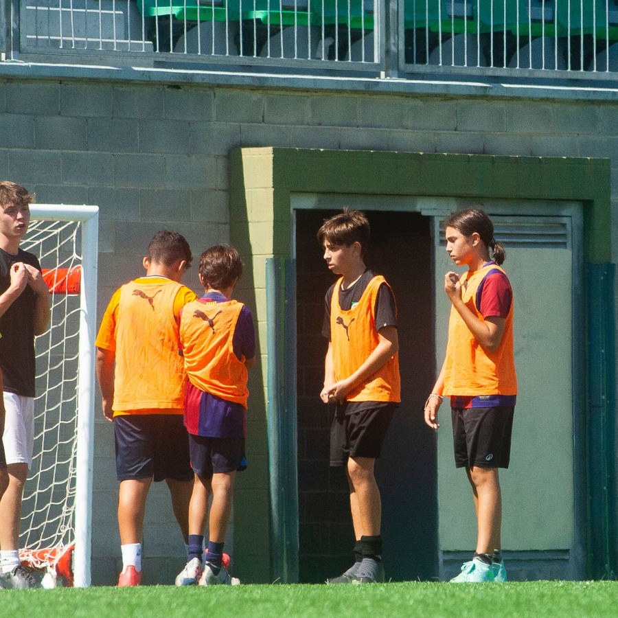 Jugadores de FAM Soccer Camps entrenando en grupo